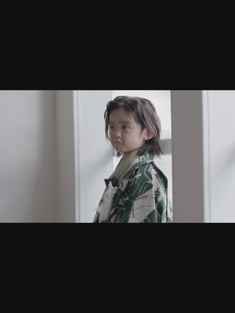 七五三　５歳男の子　着物袴レンタル　蝶柄緑色の着物とブラウンの袴