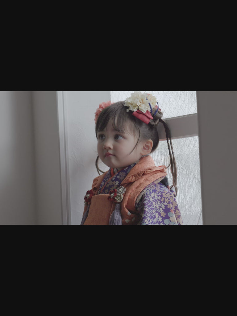 七五三　３歳女の子　被布着物レンタル　オレンジ色の被布に紫色の着物