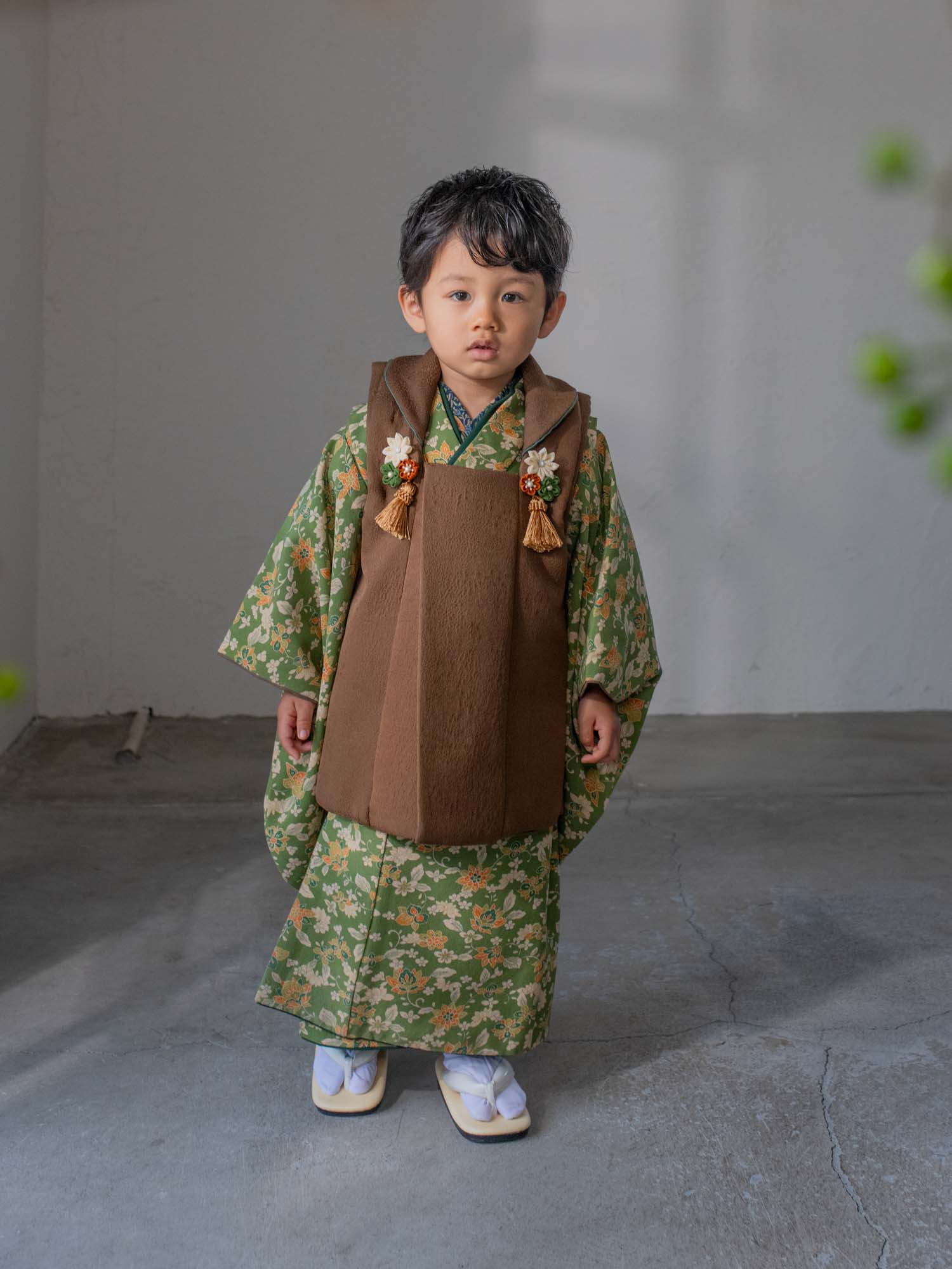 七五三レンタル着物　３歳男の子　ブラウン　グリーン　全身　被布