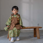 七五三レンタル着物　３歳男の子　ブラウン　グリーン　座り姿