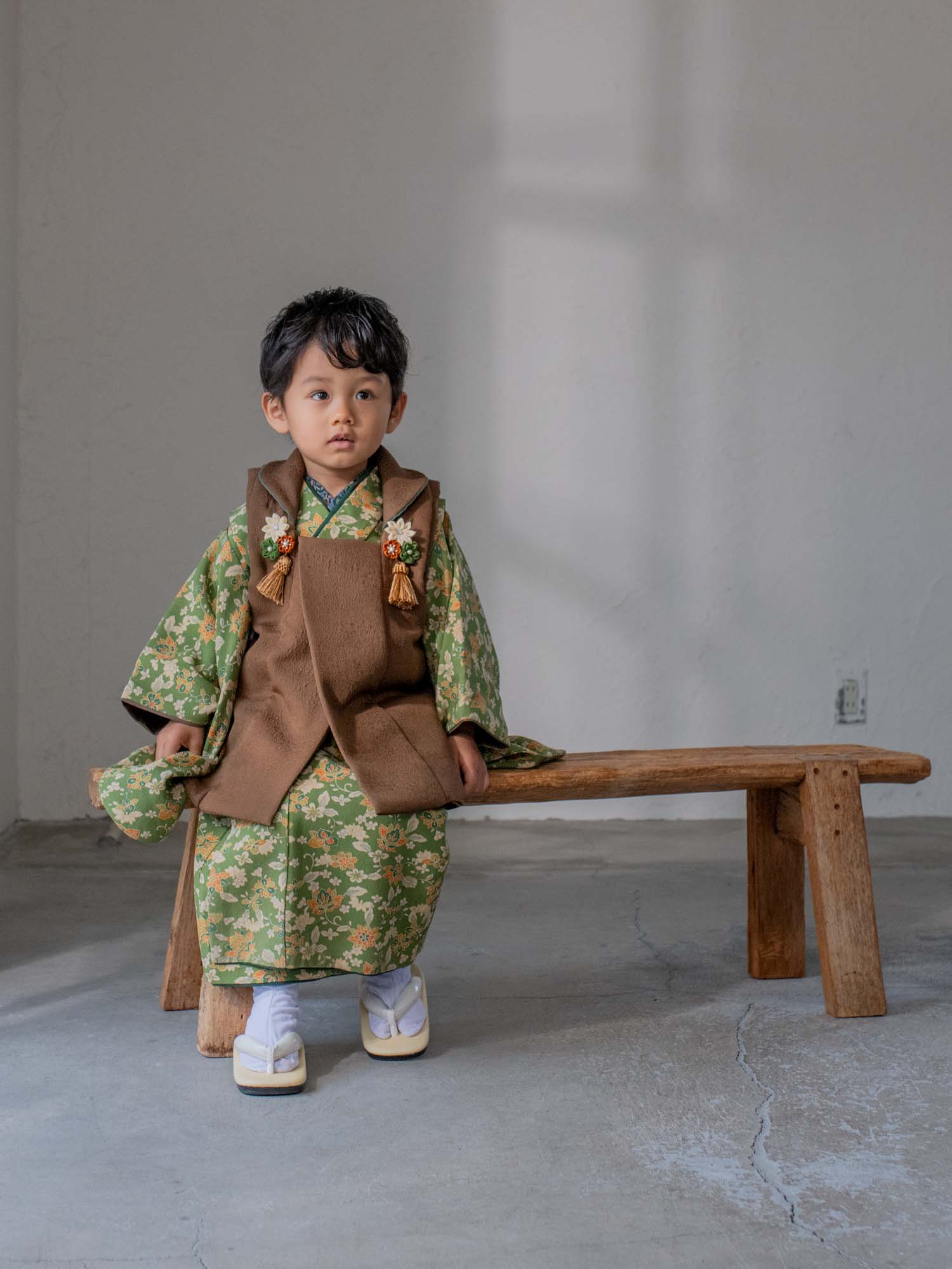 七五三レンタル着物　３歳男の子　ブラウン　グリーン　座り姿
