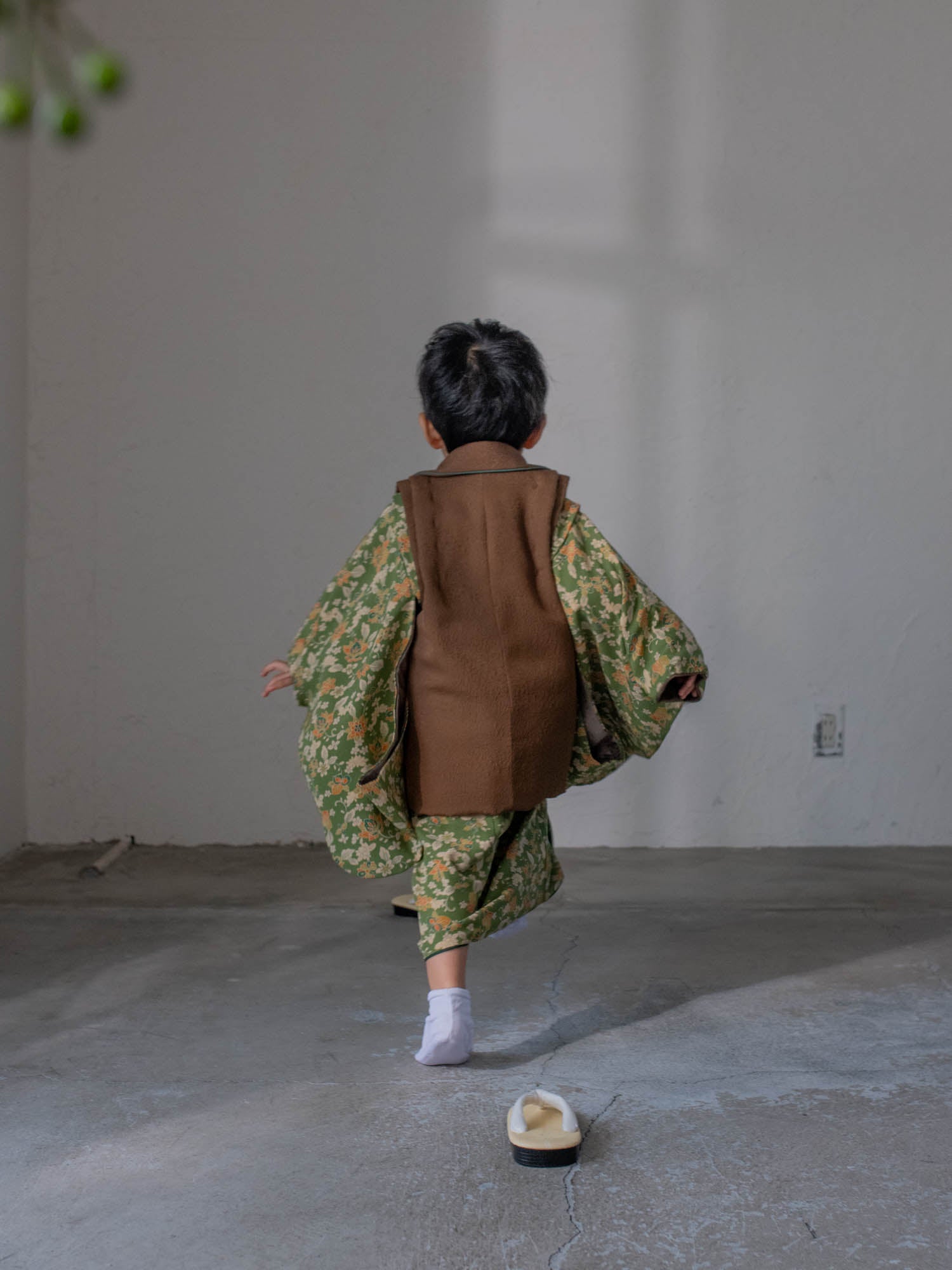 七五三レンタル着物　３歳男の子　ブラウン　グリーン　後ろ姿