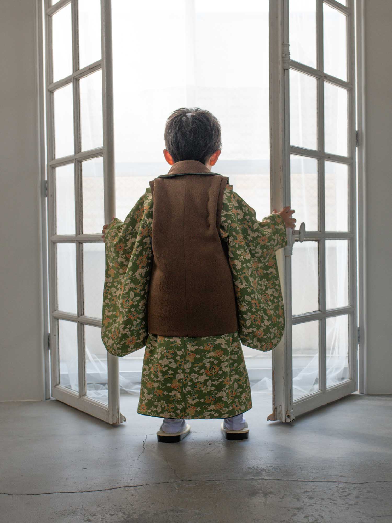 七五三レンタル着物　３歳男の子　ブラウン　グリーン　後ろ姿