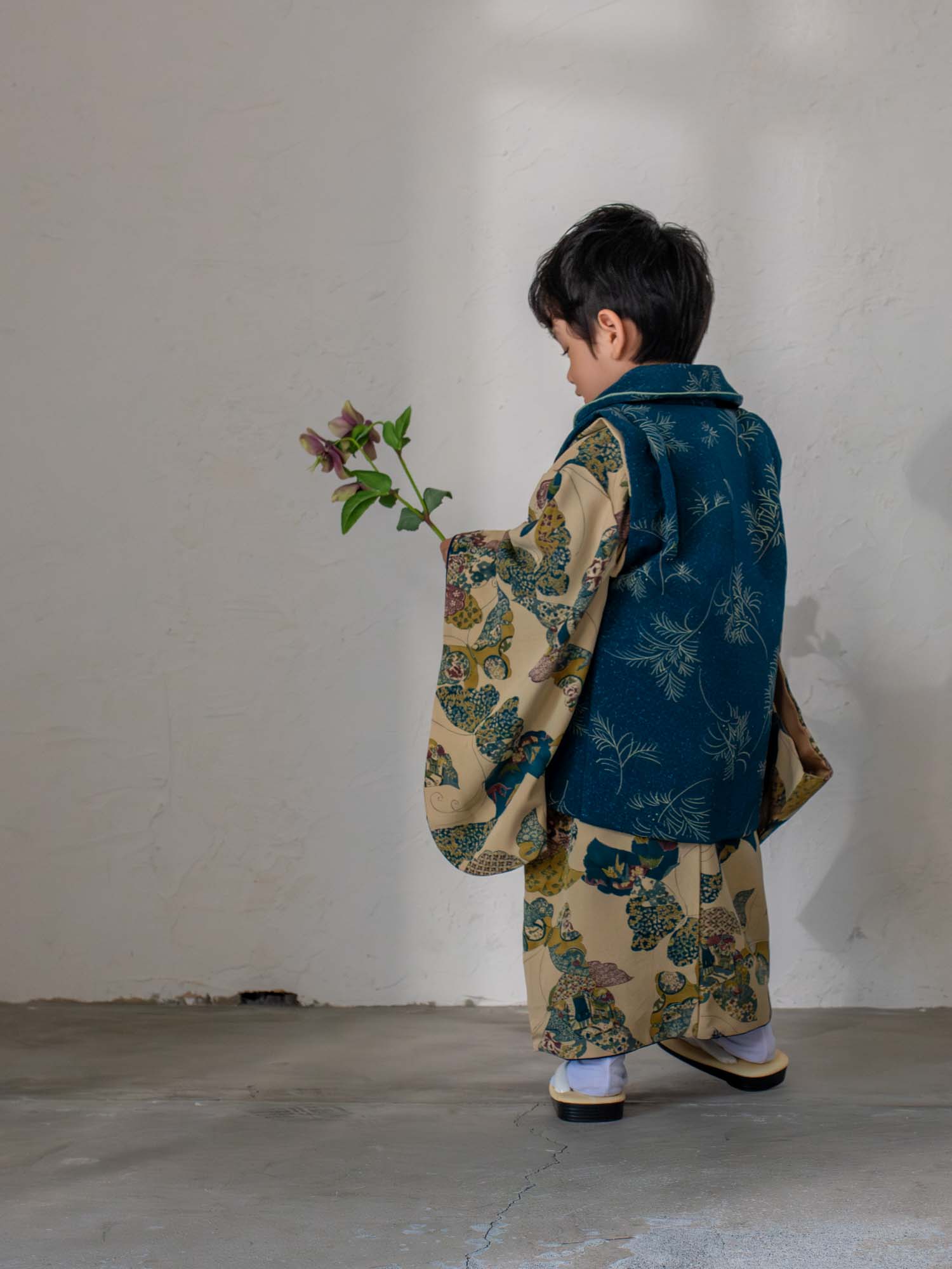 七五三レンタル着物　３歳男の子　ブルー　ベージュ　後ろ姿　被布